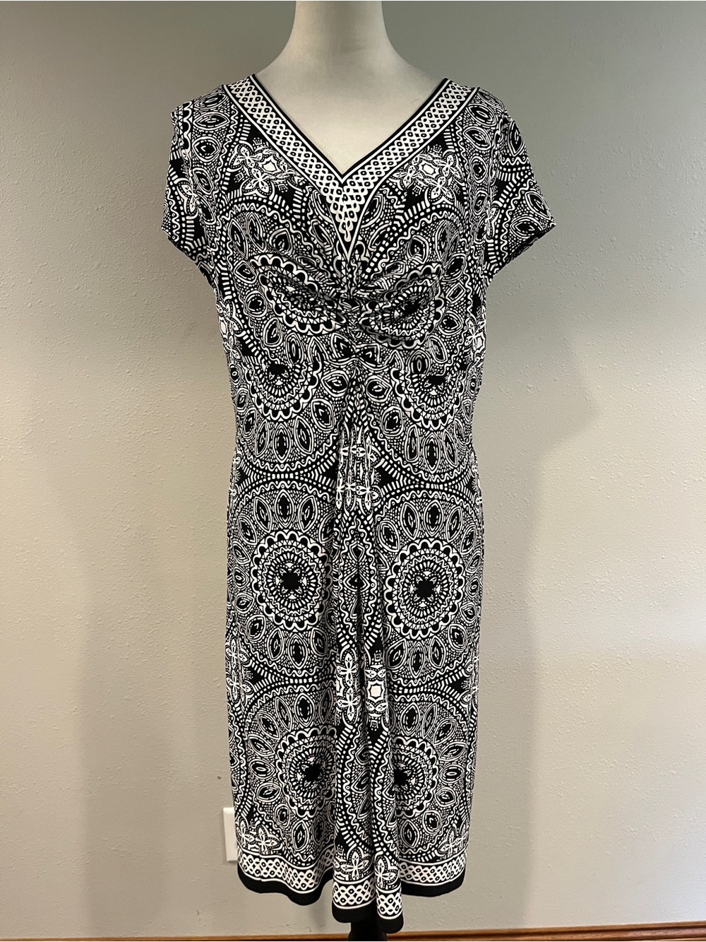 Chico's Black and White Patterned‎ V-Neck short sleeves mini Dress size large